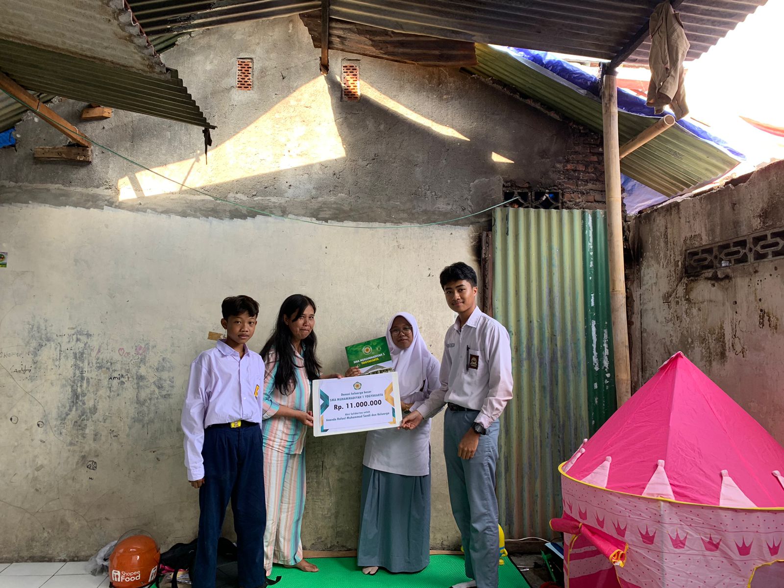 SMA MUHI SERAHKAN SANTUNAN TALI ASIH KEPADA RAFAEL
