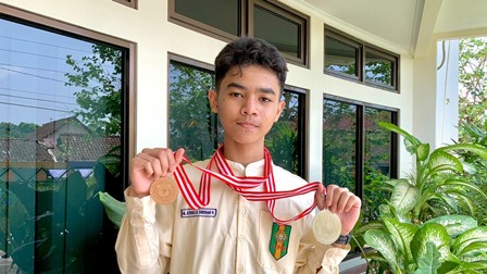 ATHALLA SUKSES RAIH 3 MEDALI BIDANG KEDOKTERAN DASAR & BIOLOGI