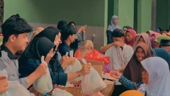 TEBAR KEBAIKAN, PR IPM SMA MUHI ADAKAN PENGAJIAN, PENYULUHAN DAN PEMERIKSAAN KESEHATAN, SERTA PEMBAGIAN SAYUR GRATIS