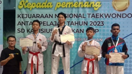 TAYSA ANGGARDA ILHAM PRADANA SABET 2 MEDALI EMAS KEJURNAS TAEKWONDO ANTAR PELAJAR
