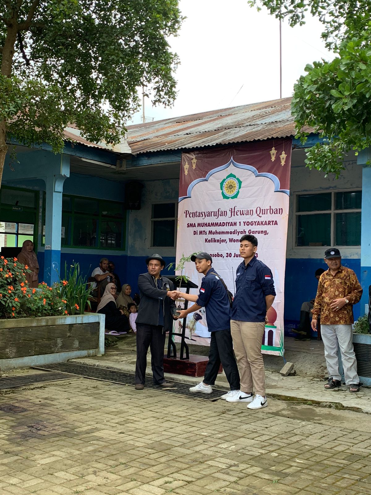 IPM SMA MUHI TEBAR RATUSAN BIBIT SENGON