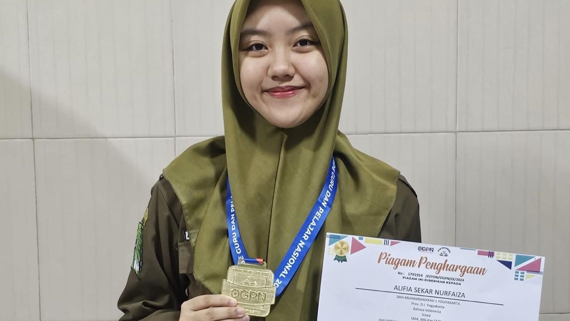 ALIFIA SEKAR NURFAIZA RAIH MEDALI EMAS OLIMPIADE BAHASA INDONESIA