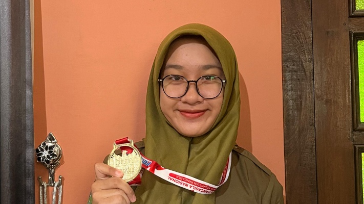 AUDI MAZAYA, SISWA BERBAKAT RAIH EMAS DI OLIMPIADE BAHASA  INGGRIS FOSNAS 2024