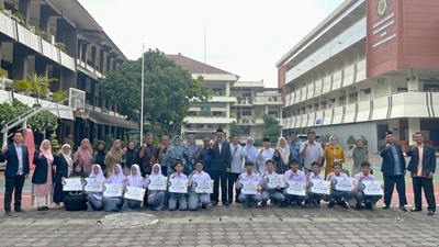 13 Siswa Baru Berprestasi Terima Beasiswa Pendidikan dari SMA Muhammadiyah 1 Yogyakarta