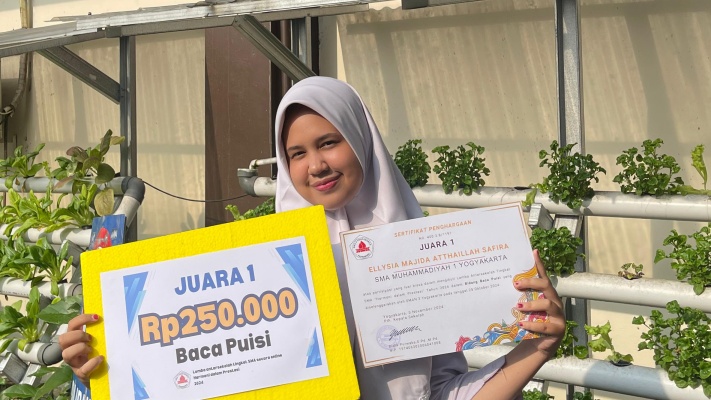 RAIH JUARA 1 LOMBA BACA PUISI, ELLYSIA SUKSESKAN MUHI PADA AJANG HARMONI DALAM PRESTASI