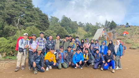 FALAHI TAKLUKKAN PUNCAK GUNUNG PRAU, ASAH KARAKTER DAN KETERAMPILAN