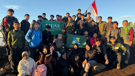 Pendakian Merbabu: Media Pembinaan Karakter dan Tadabur Alam Murid Muhi
