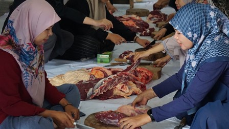 IDUL ADHA 1446 H: SMA MUHI SEMBELIH 5 SAPI UNTUK GTK DAN WARGA MASYARAKAT