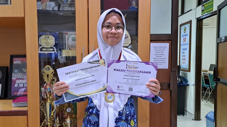 ANANDA MAHIRA PUTRI RAIH MEDALI EMAS BAHASA INDONESIA NASIONAL