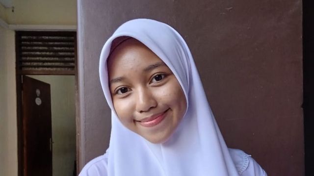 ALAYYA WIDYASRI ROONA SUKSES BORONG MEDALI EMAS DAN PERAK DALAM OLIMPIADE BIDANG KIMIA