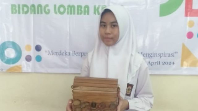 REIHANUM SEKAR BUANA RAIH JUARA 3 BIDANG KRIYA PADA FLS2N KOTA YOGYAKARTA