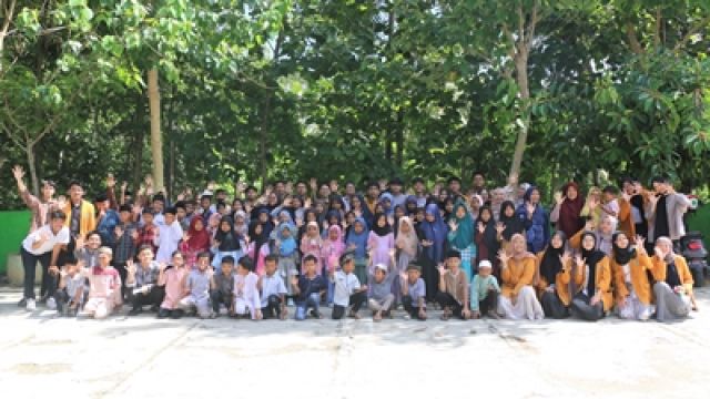 BAKTI SOSIAL KELAS XII MIPA 5 BERSAMA USTADZ WAWAN