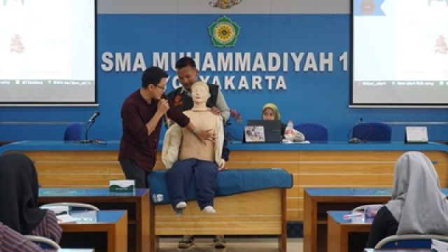 KERJASAMA DENGAN UMY, SMA MUHI GELAR PELATIHAN BASIC LIFE SUPPORT