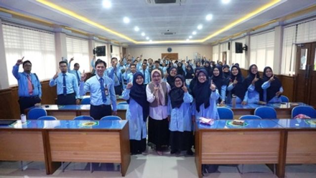 SMA MUHI GELAR PELATIHAN PUBLIC SPEAKING UNTUK GURU