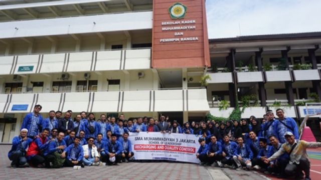 MENYAMBUT TAMU DARI SMA MUHAMMADIYAH 3 JAKARTA