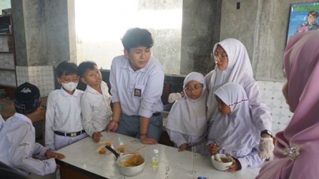 KADER ADIWIYATA MUHI ADAKAN PENGIMBASAN PENGOLAHAN MINYAK JELANTAH KE BERBAGAI SEKOLAH