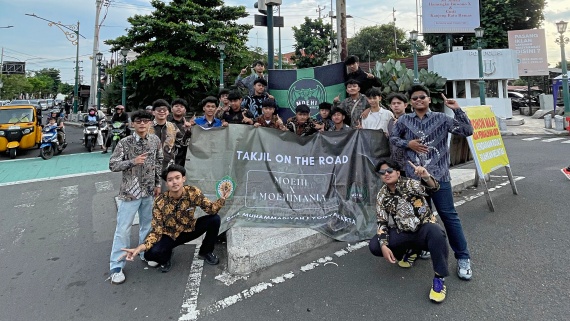 Moehi Mania Berbagi Takjil, Tebar Kepedulian di Perempatan Sayidan