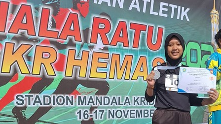 MUTIAH AZZAHRA RAIH MEDALI PERAK LOMBA LARI 800 M