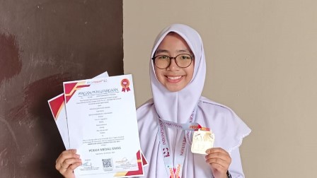 NABILA ALODIA RAIH MEDALI EMAS DAN PERUNGGU PADA KEJUARAAN INDONESIA SCIENCE COMPETITION 