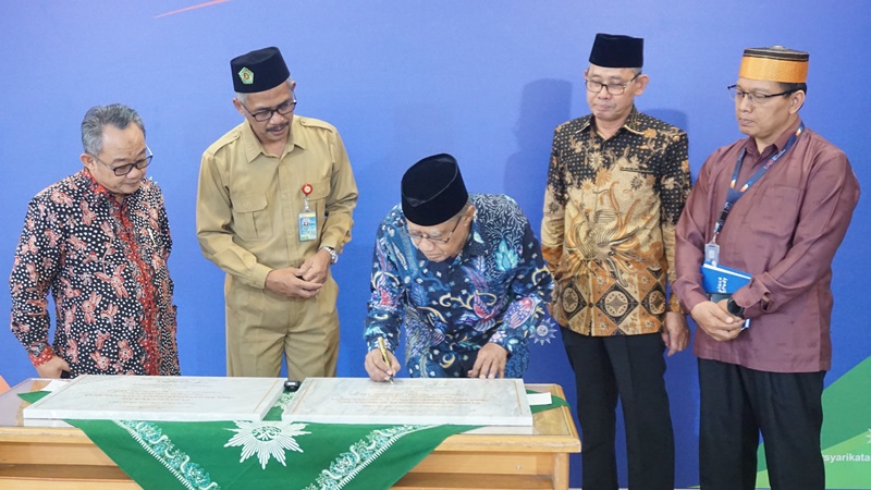 HAEDAR NASHIR RESMIKAN PERPUSTAKAAN DAN RUANGAN BK SMA MUHI