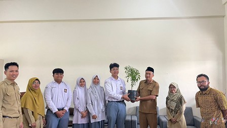 SMA MUHI YOGYAKARTA BERIKAN BANTUAN BIBIT TANAMAN DAN DANA PADA SD MUHAMMADIYAH NOTOPRAJAN