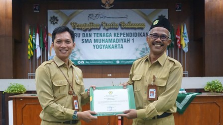 KEPALA SEKOLAH MUHI RAIH PENGHARGAAN KATEGORI NASKAH TERBAIK KEPALA SEKOLAH SE-KOTA YOGYAKARTA TAHUN 2024