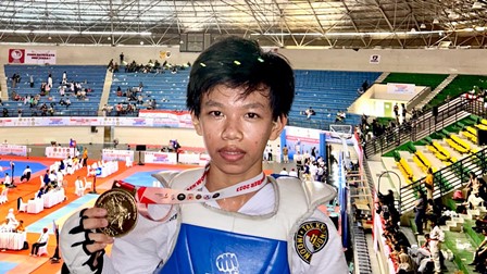 ANDRIAN AHMAD RAZAK RAIH JUARA 1 YOGYAKARTA INTERNASIONAL TAEKWONDO OPEN