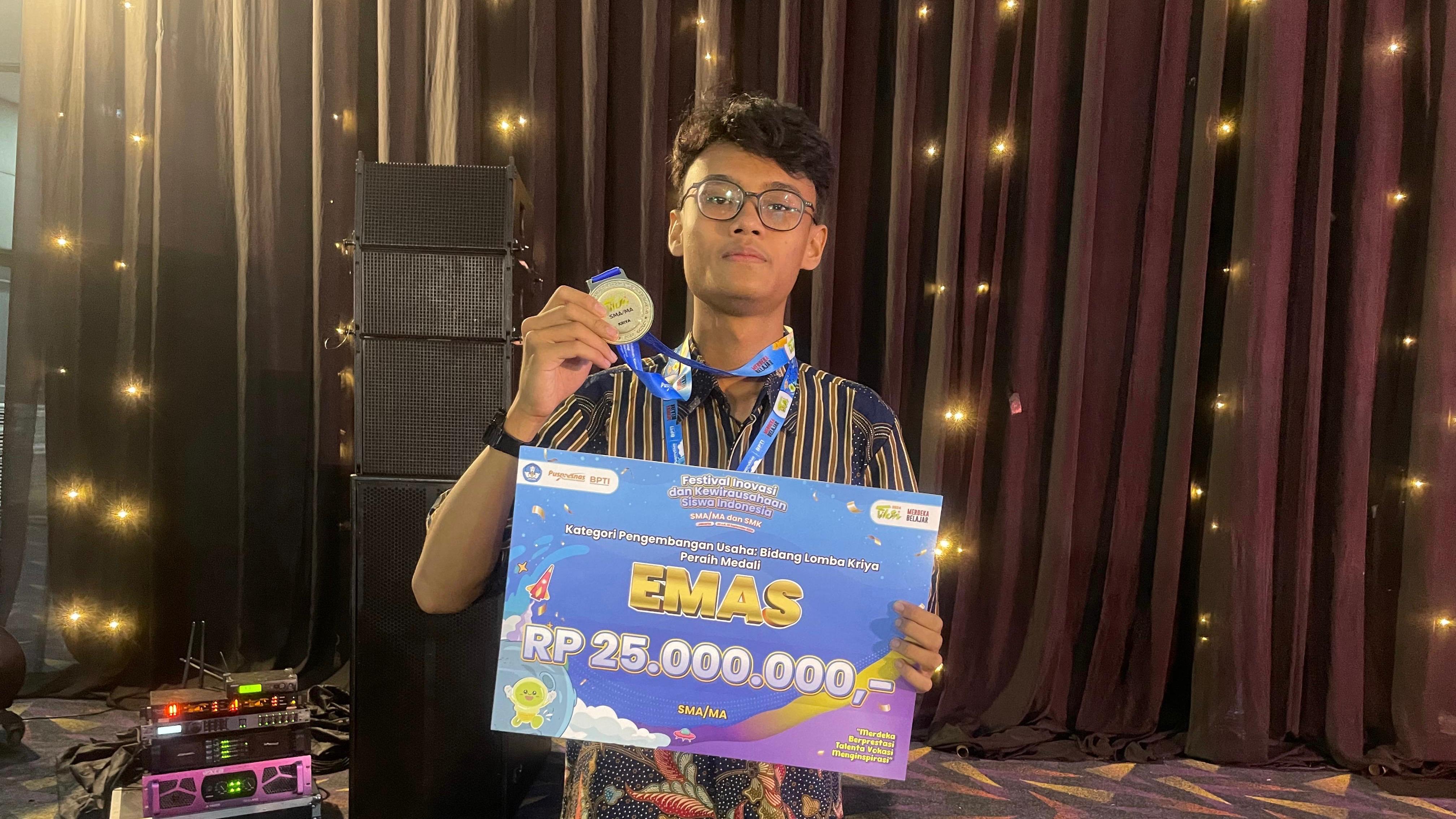 ZUFAR ROMEO TETRAGANI SUKSES RAIH MEDALI EMAS FIKSI 2024
