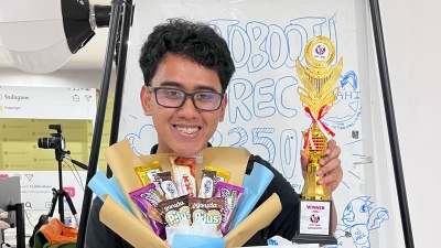 Varrel Raih 1st Place of Speech Competition di UGM