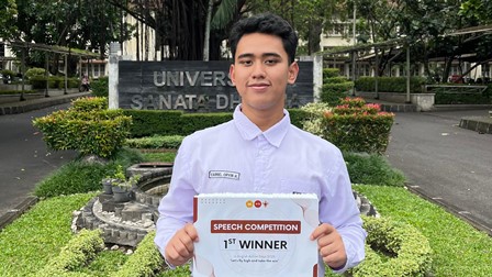 SISWA XI-L VARREL ORVIN HERNANDO RAIH JUARA 1 LOMBA SPEECH ENGLISH ACTION DAYS 2025